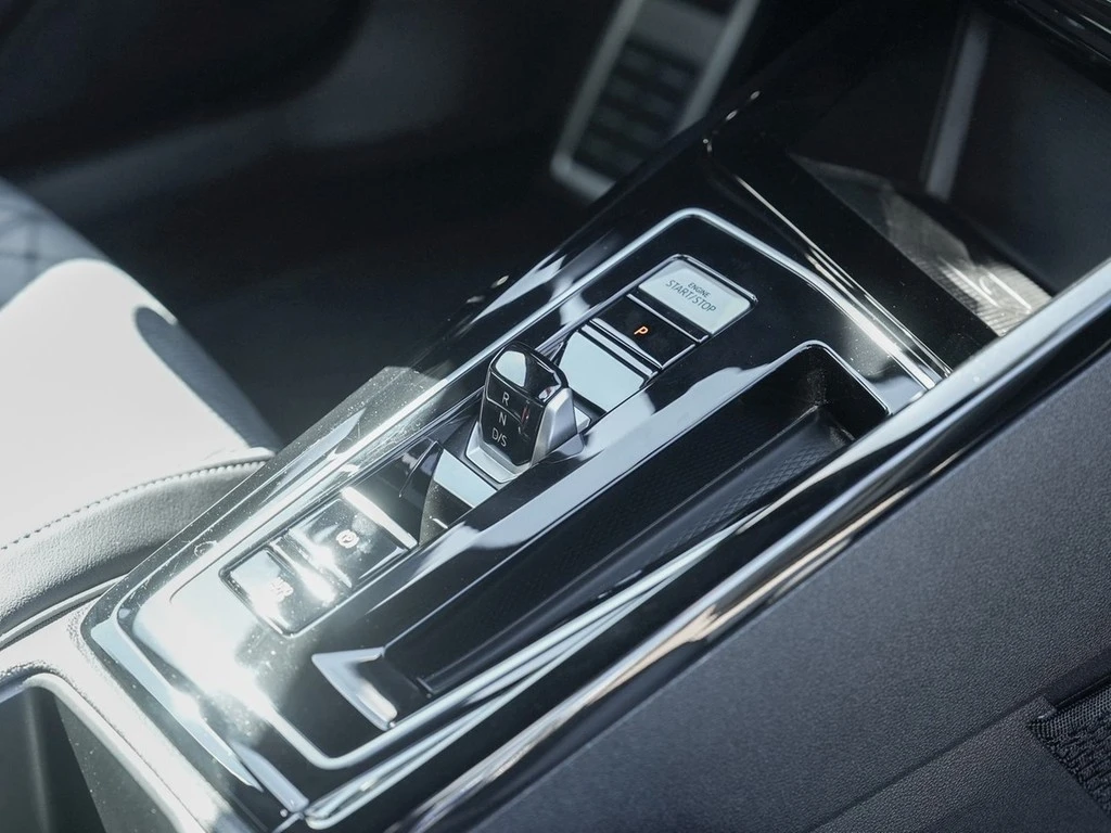 Volkswagen-Golf-image-8