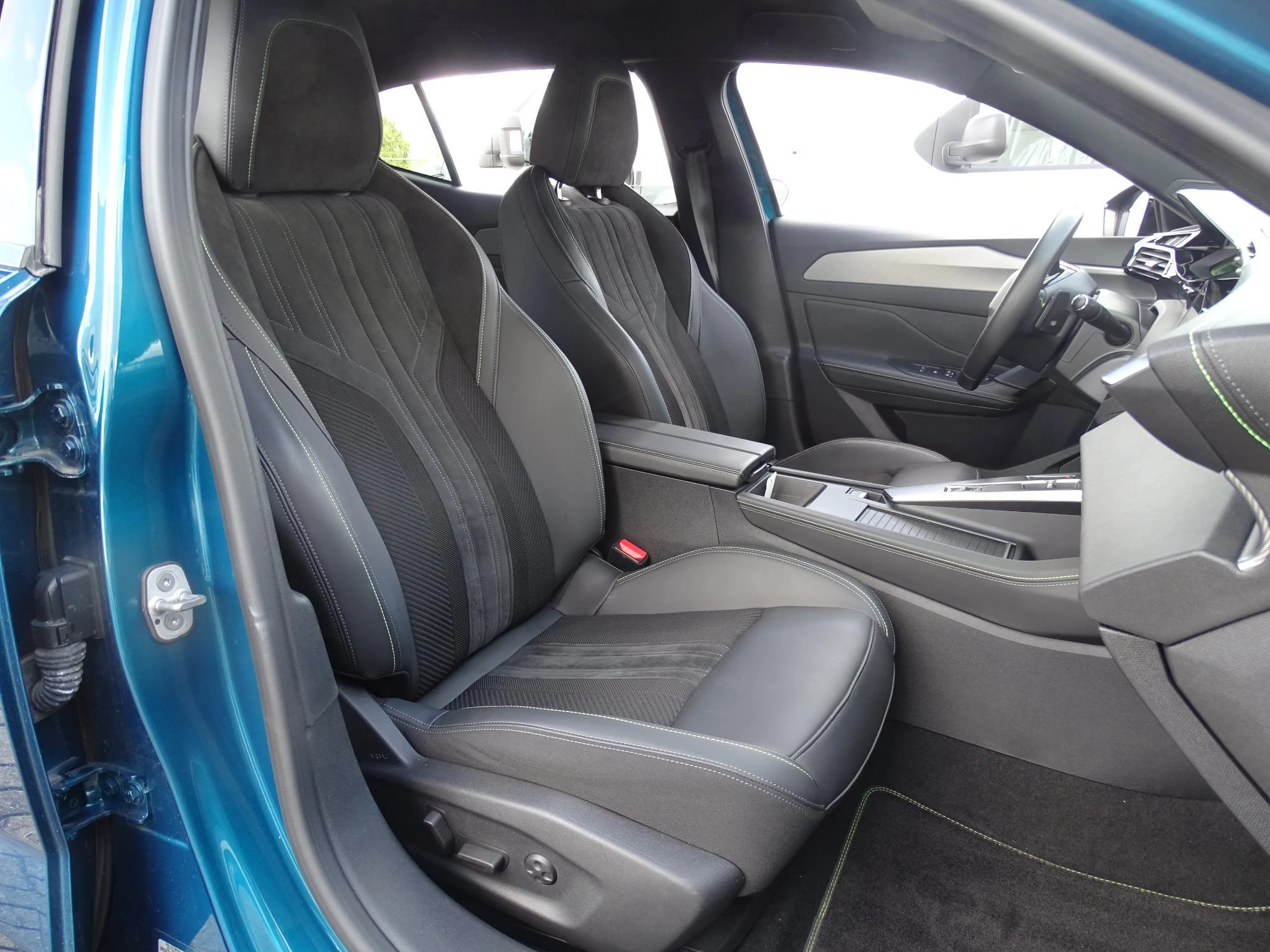 Peugeot 408 1.6 Hybrid 225 S&S EAT8 First Edition