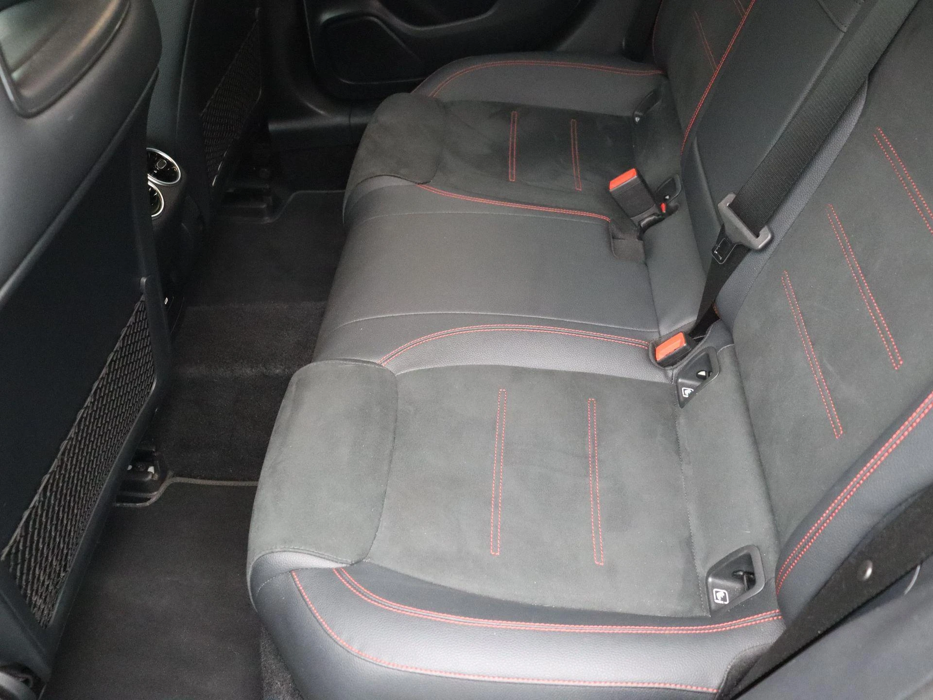 Mercedes-Benz-CLA-image-16