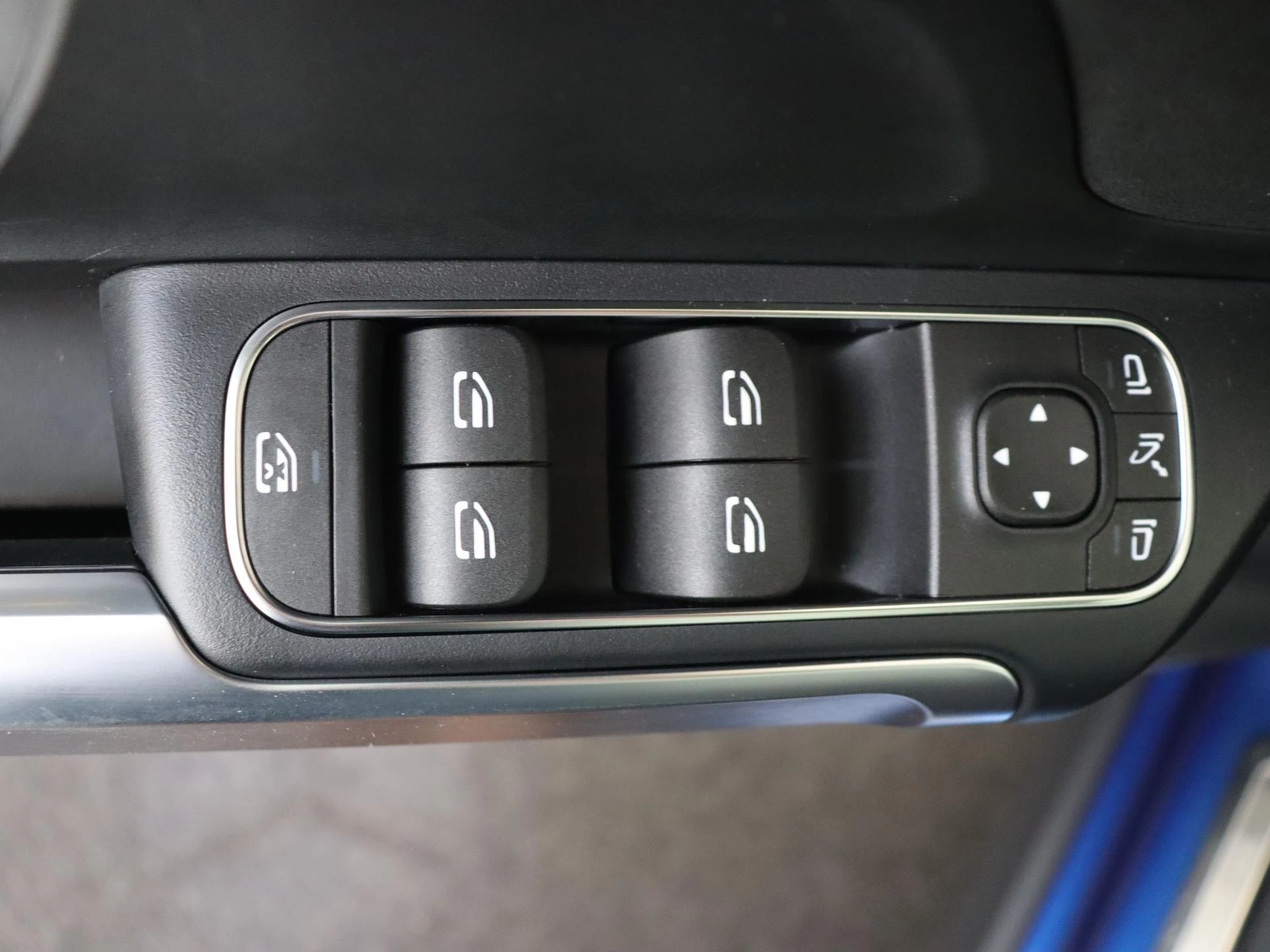 Mercedes-Benz-EQB-image-26