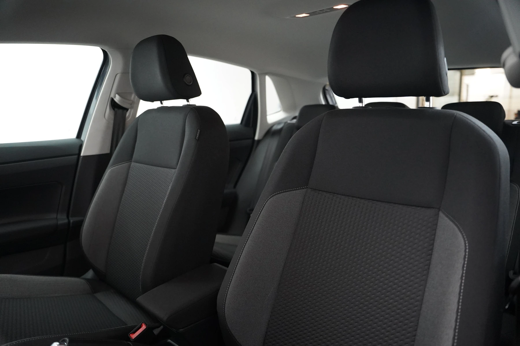 Volkswagen-Polo-image-9