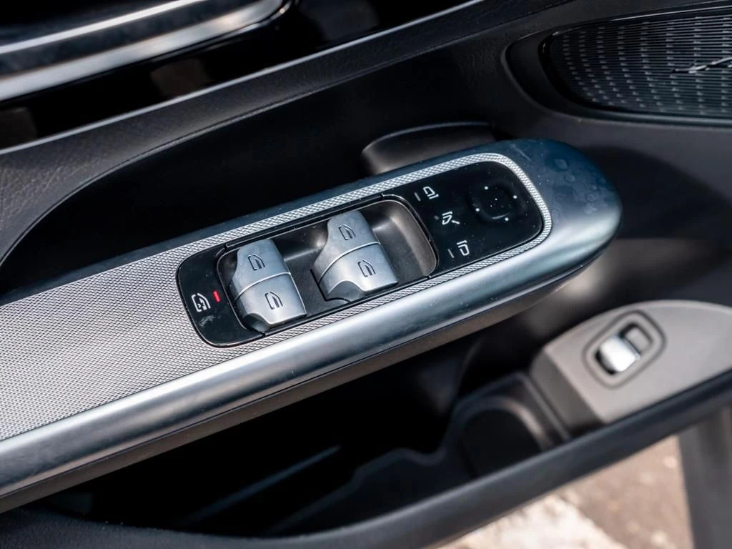 Mercedes-Benz-GLC 300 d-image-13