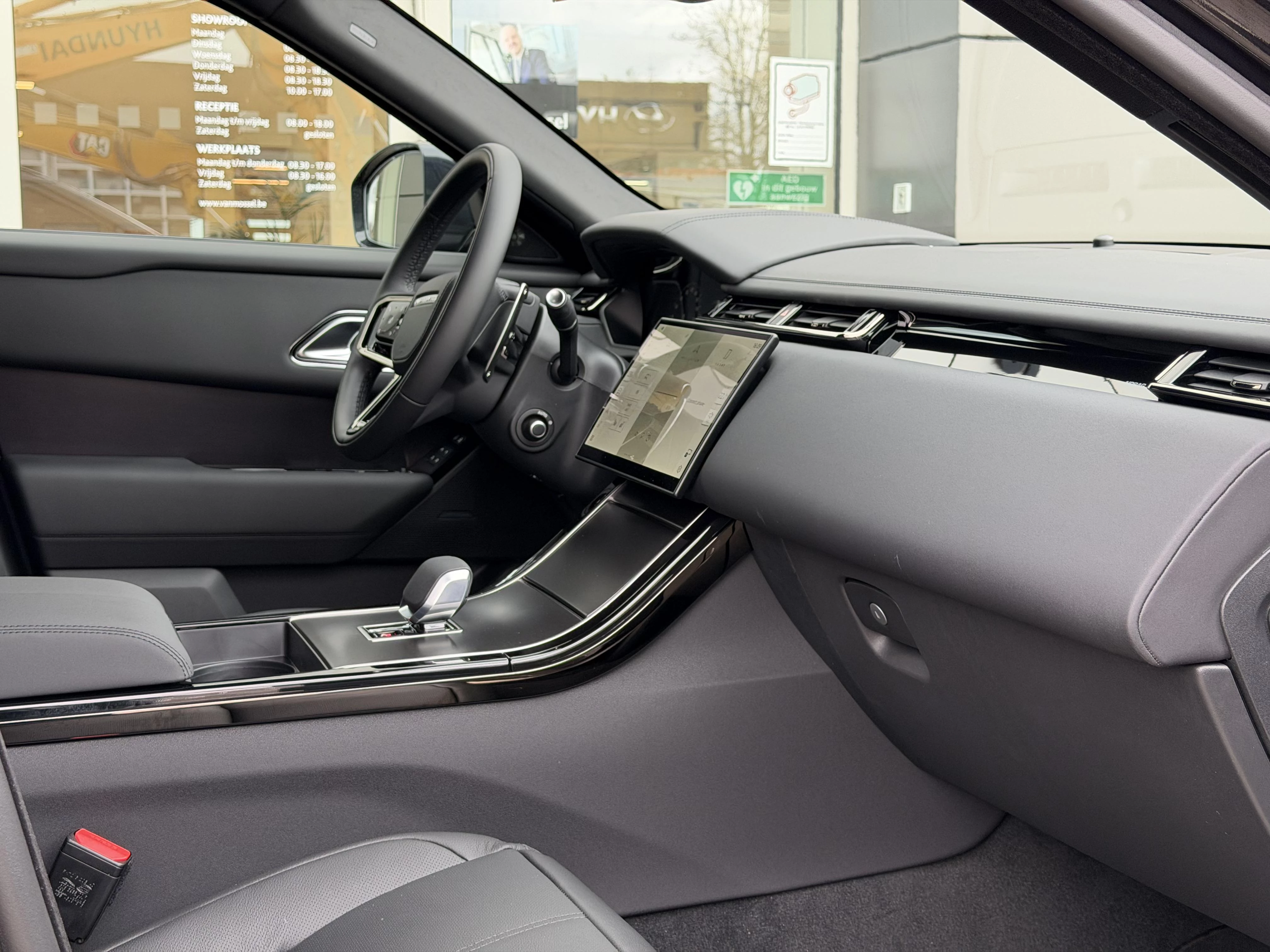 Land Rover Range Rover Velar P400e Dynamic SE AWD Auto. 26.5MY