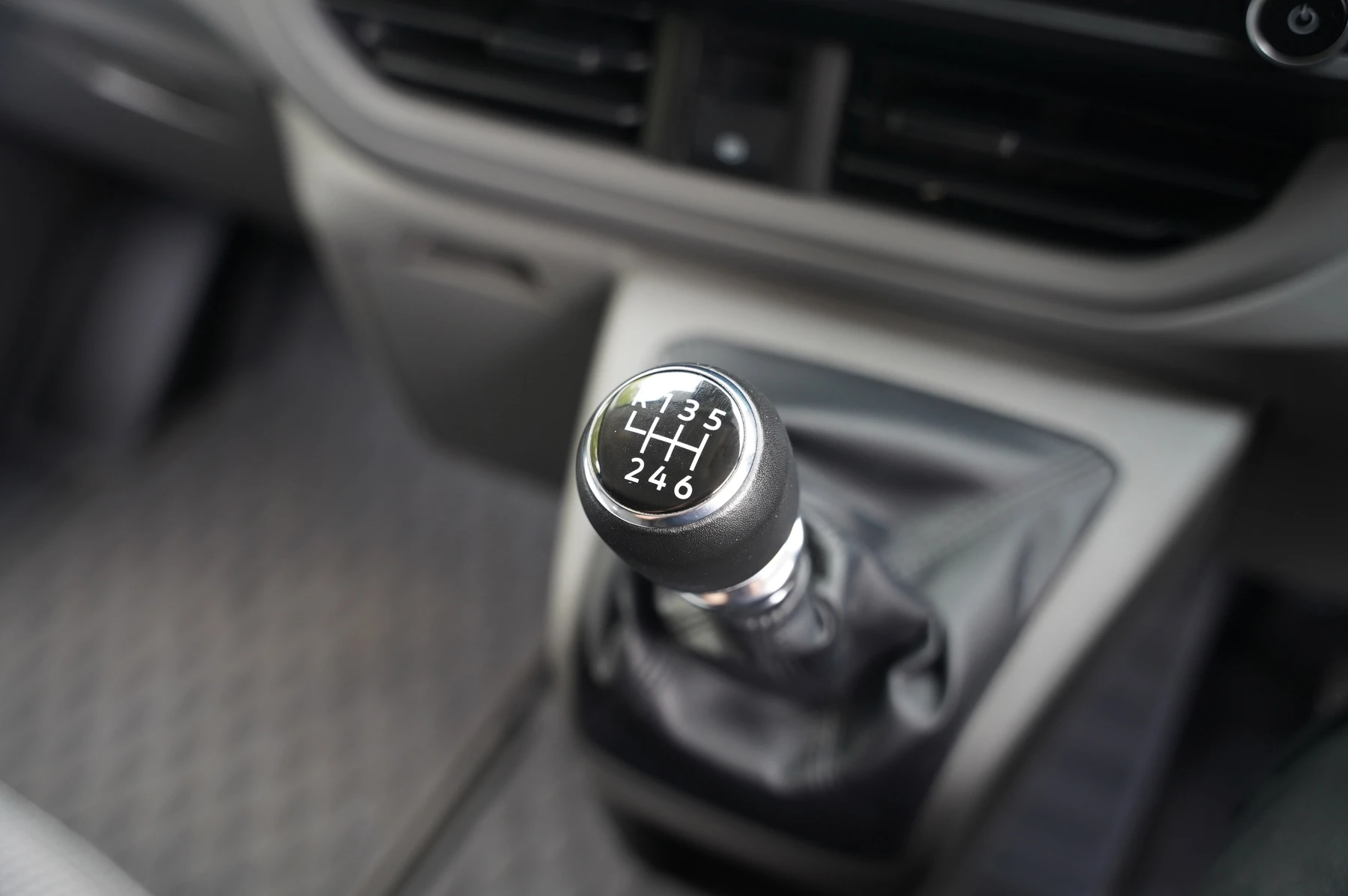 Volkswagen-Transporter-image-24
