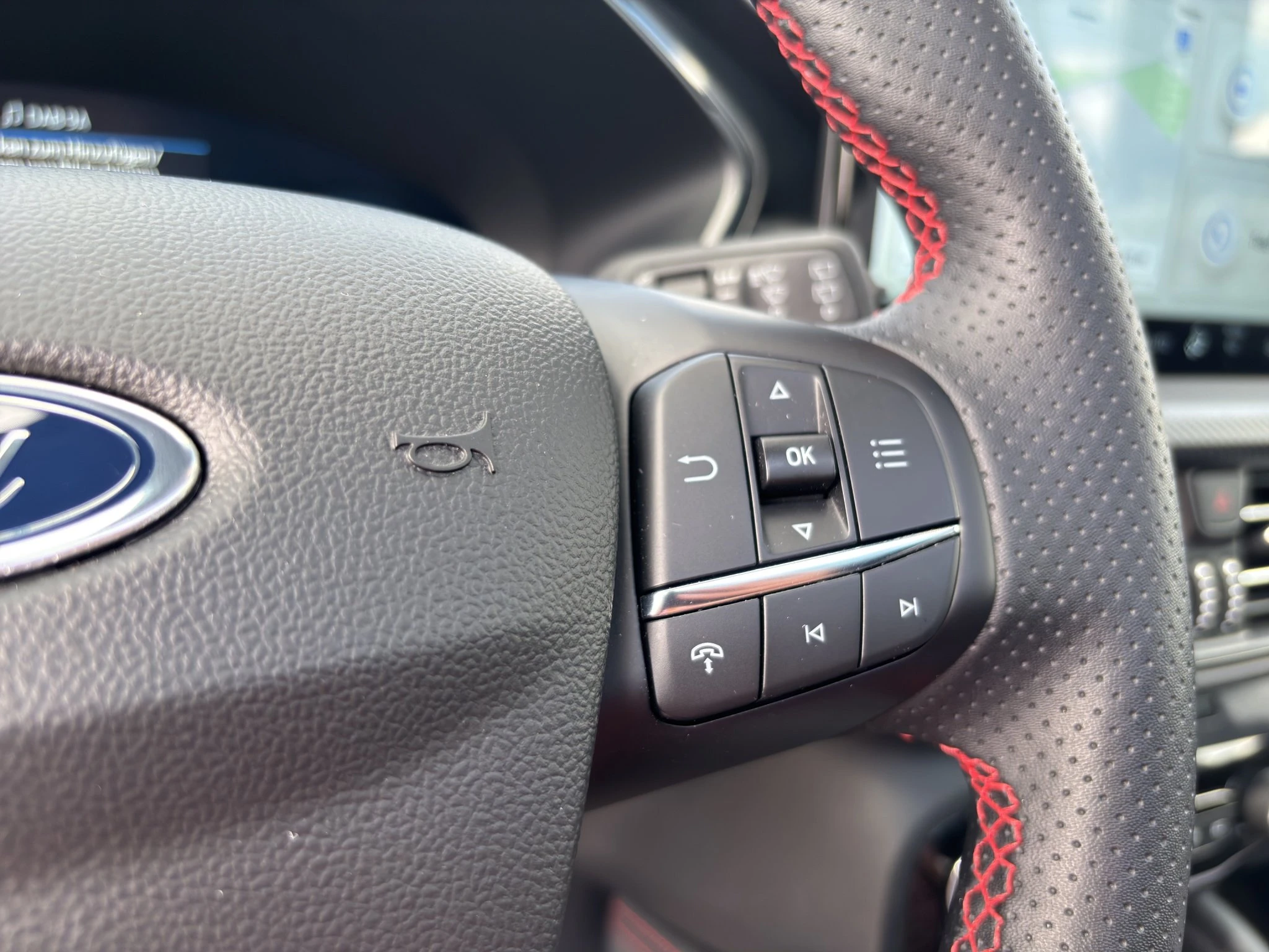 Ford Kuga ST-Line X Aut.*PANO*AHK*360GRAD*LED-MATRIX*NAVI*GRA*WINTER-PKT..