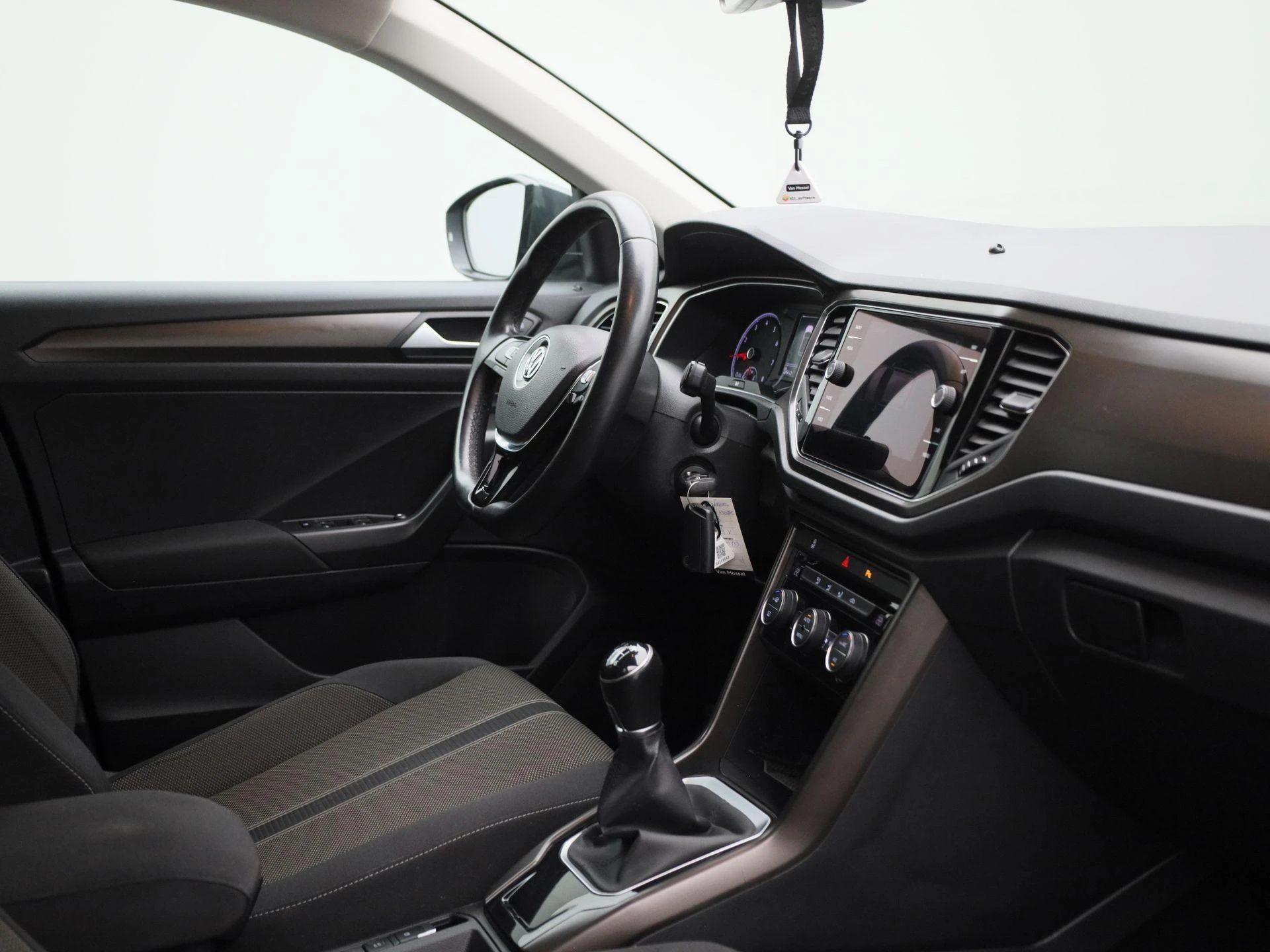 Volkswagen-T-Roc-image-28