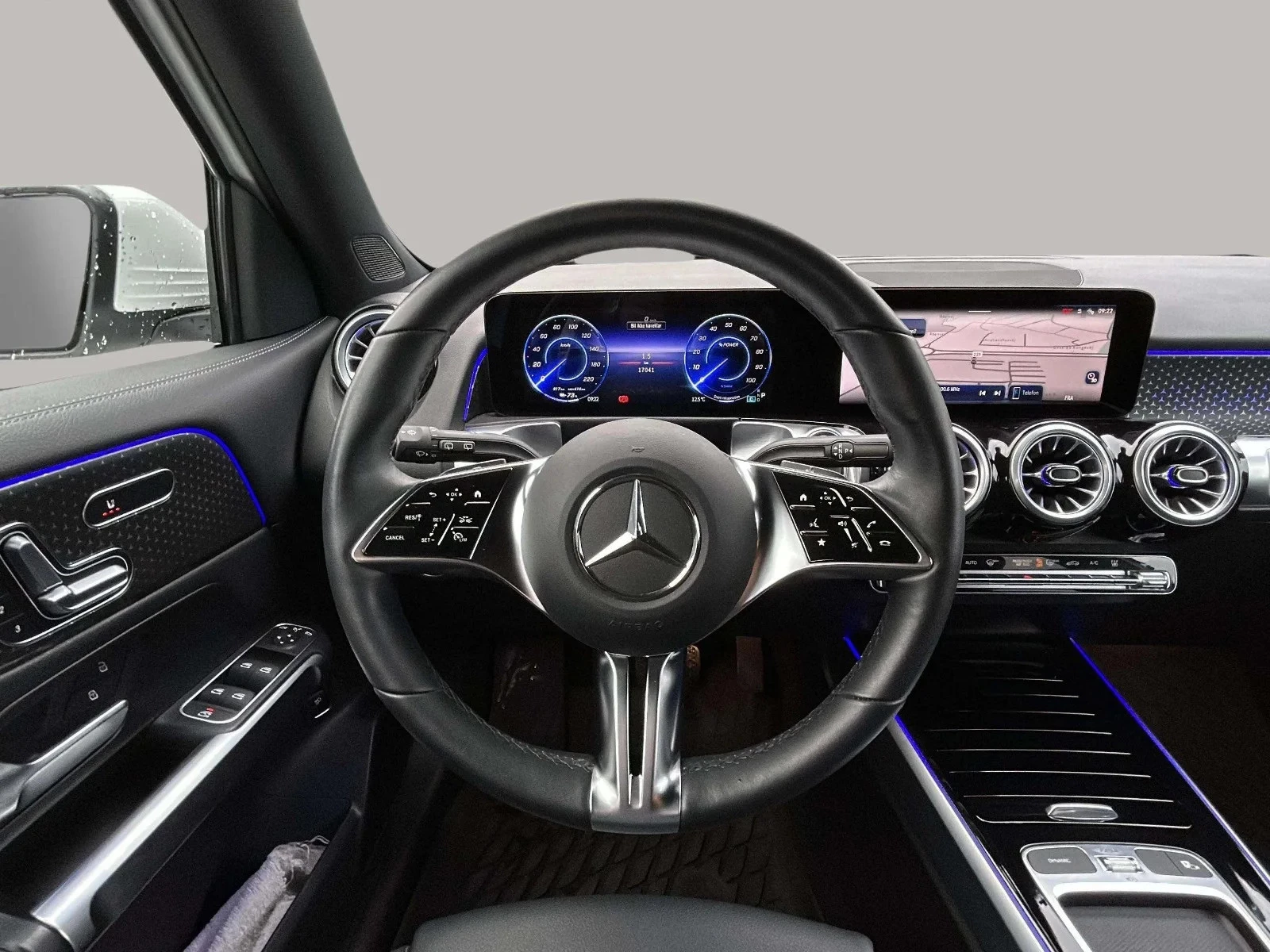 Mercedes-Benz-EQB-image-15