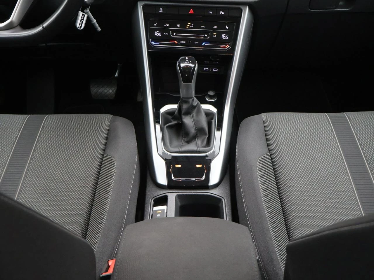 Volkswagen T-Roc T-Roc Life Business 1.5TSI 150PK *AUTOMAAT*TREKHAAK*CAMERA*PDC*ACC*VIRTUAL COCKPIT*APP-CONNECT*ZETELVERWARMING*...*