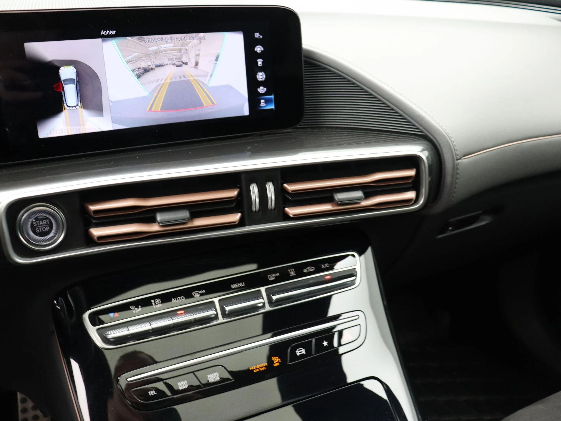 Mercedes-Benz-EQC-image-12