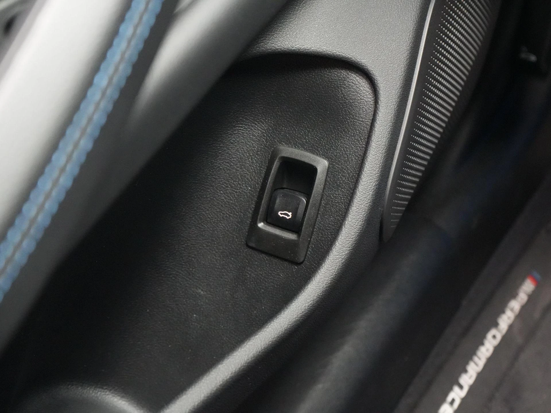 BMW-i4-image-35
