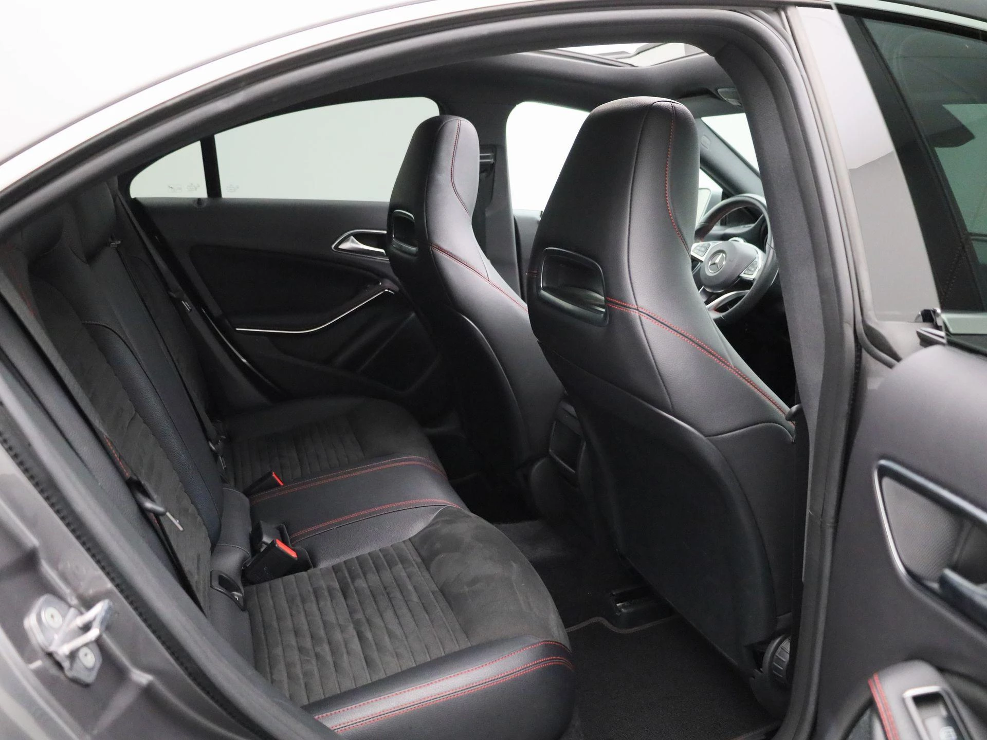 Mercedes-Benz-CLA-image-37