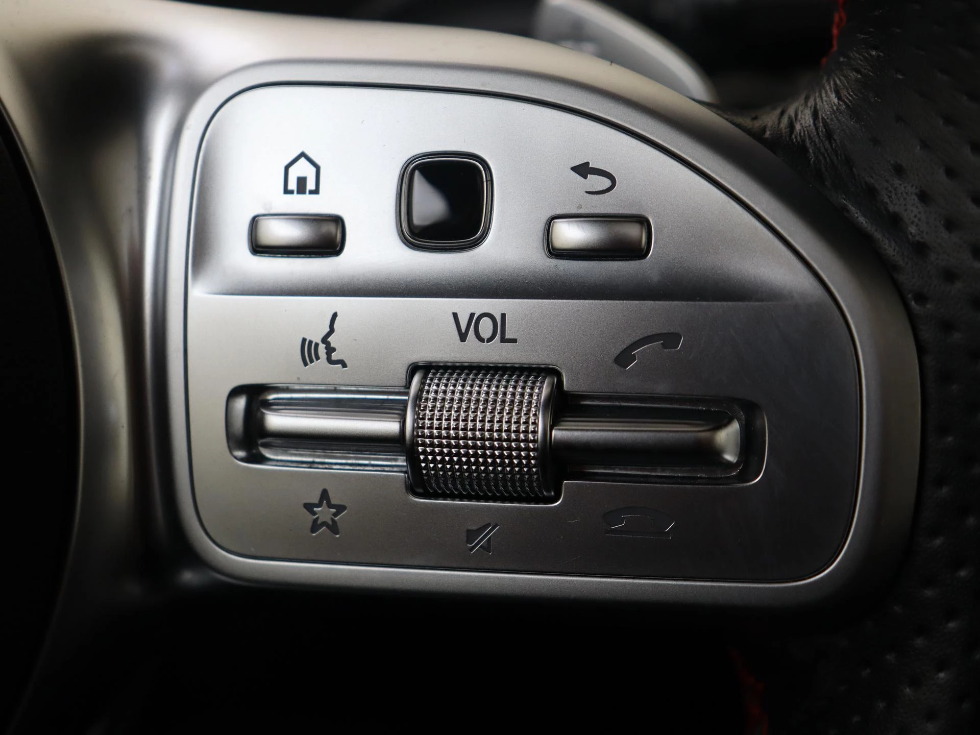 Mercedes-Benz-GLB-image-17