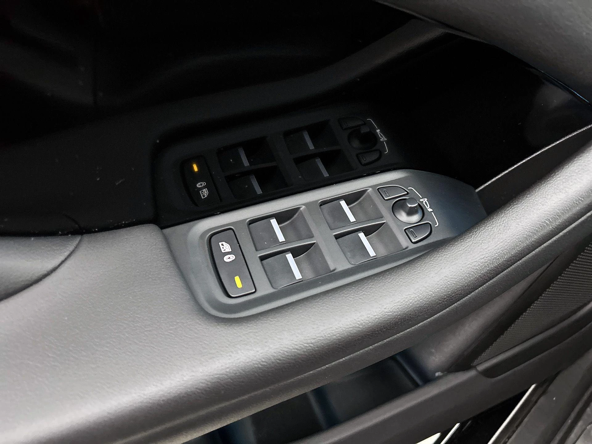 Jaguar-I-PACE-image-76