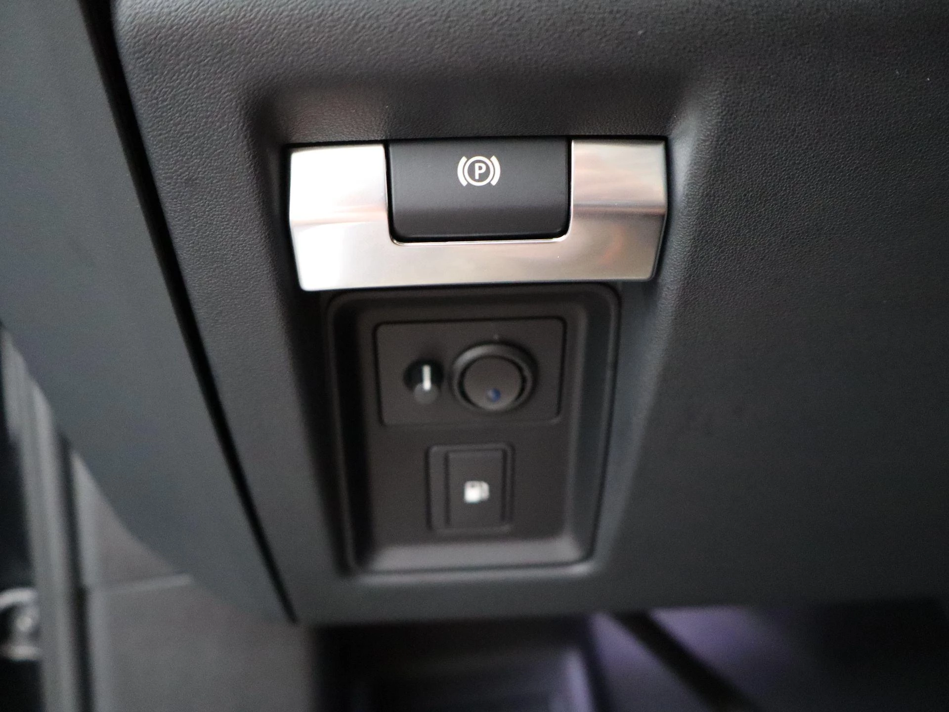 Land Rover Defender P300e X-dynamic SE