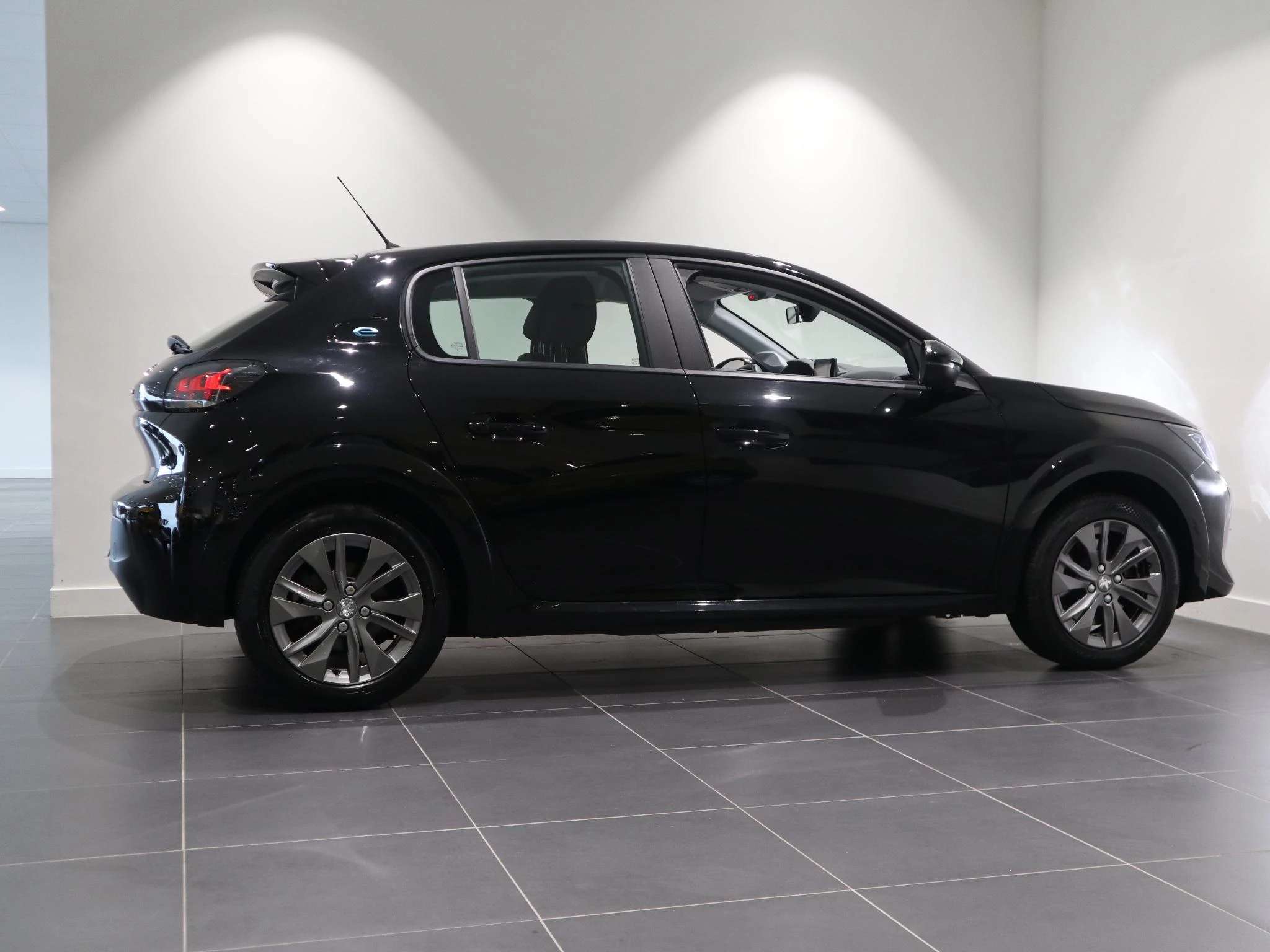 Peugeot-e-208-image-3