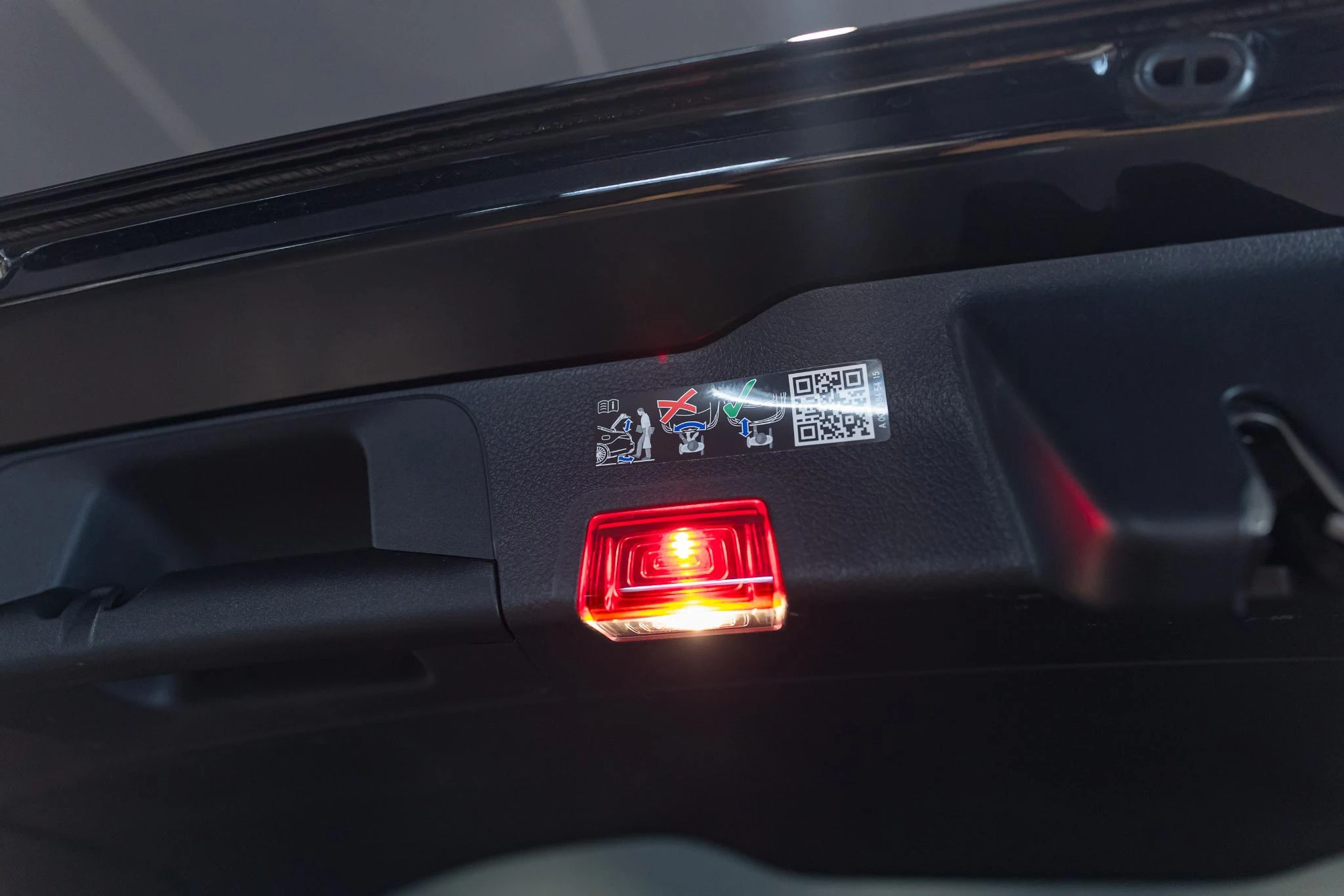 Mercedes-Benz-EQB-image-14