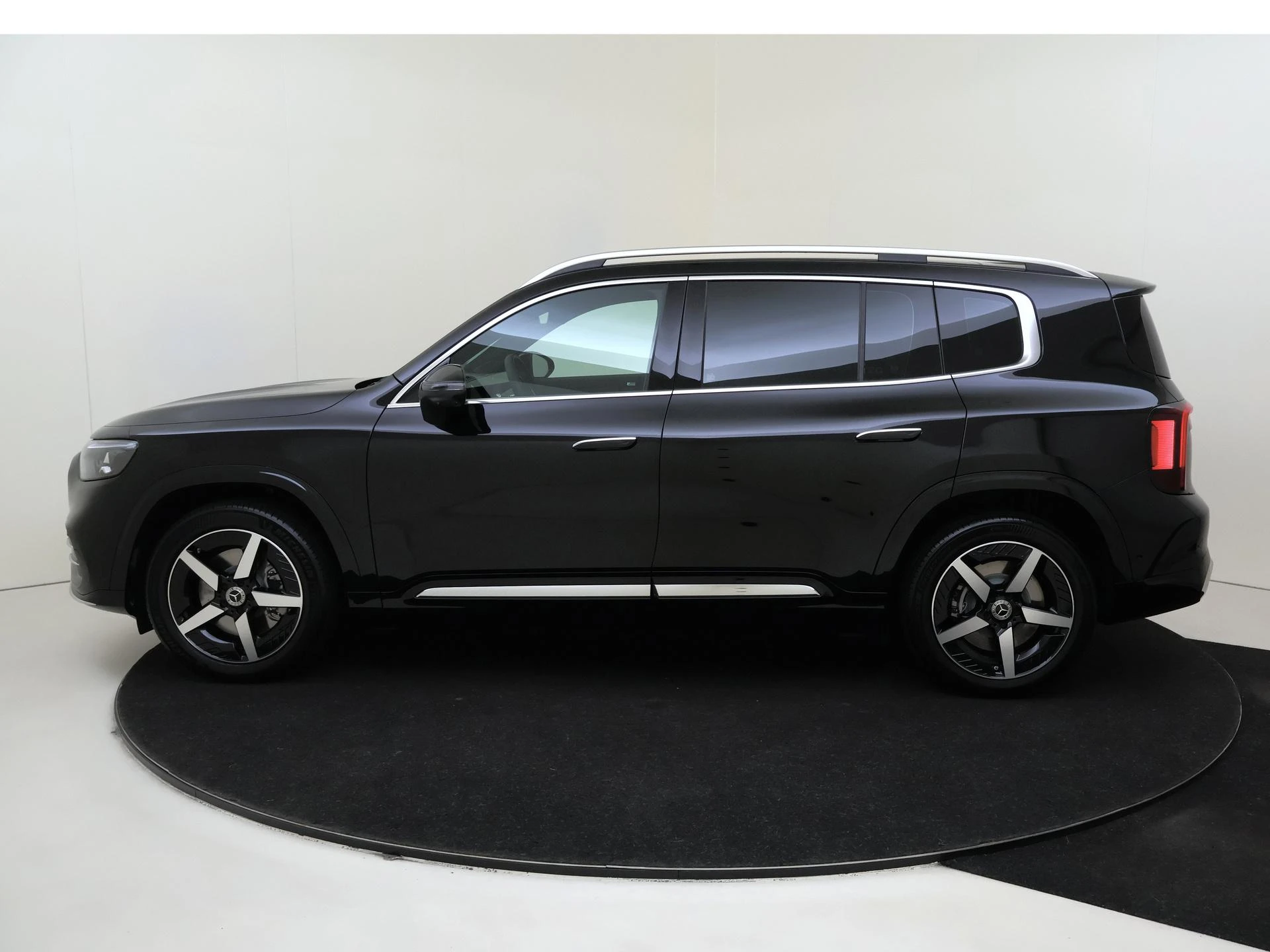 Mercedes-Benz-GLB-image-7