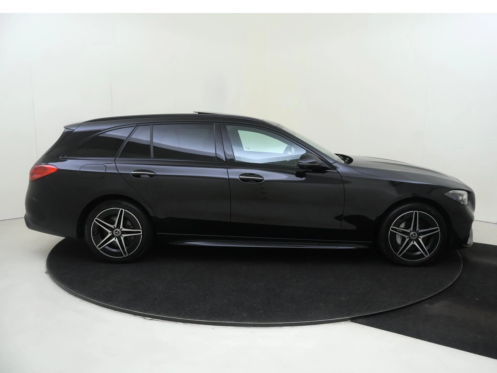 Mercedes-Benz-C-Klasse-image-8