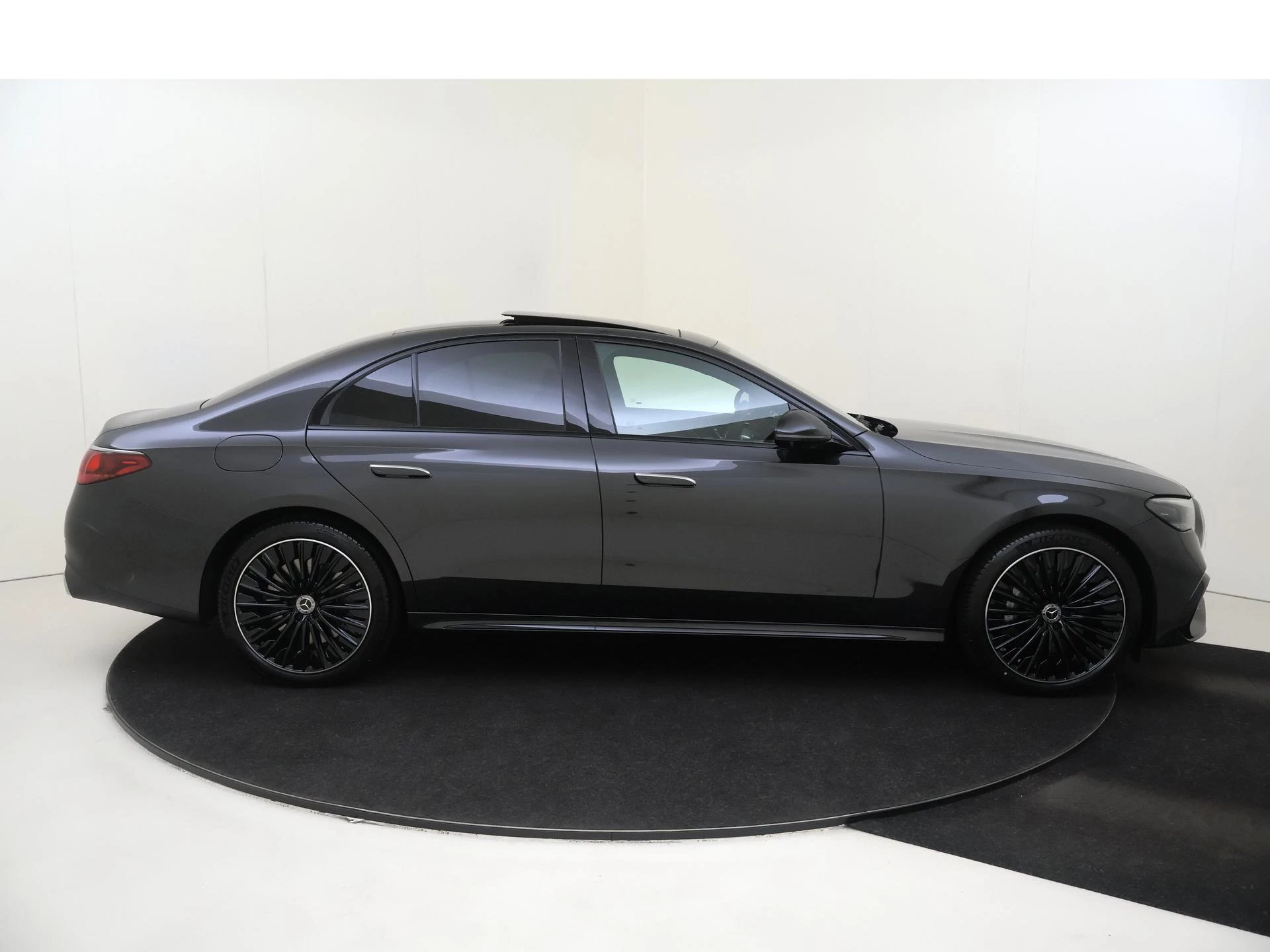 Mercedes-Benz-E-Klasse-image-8