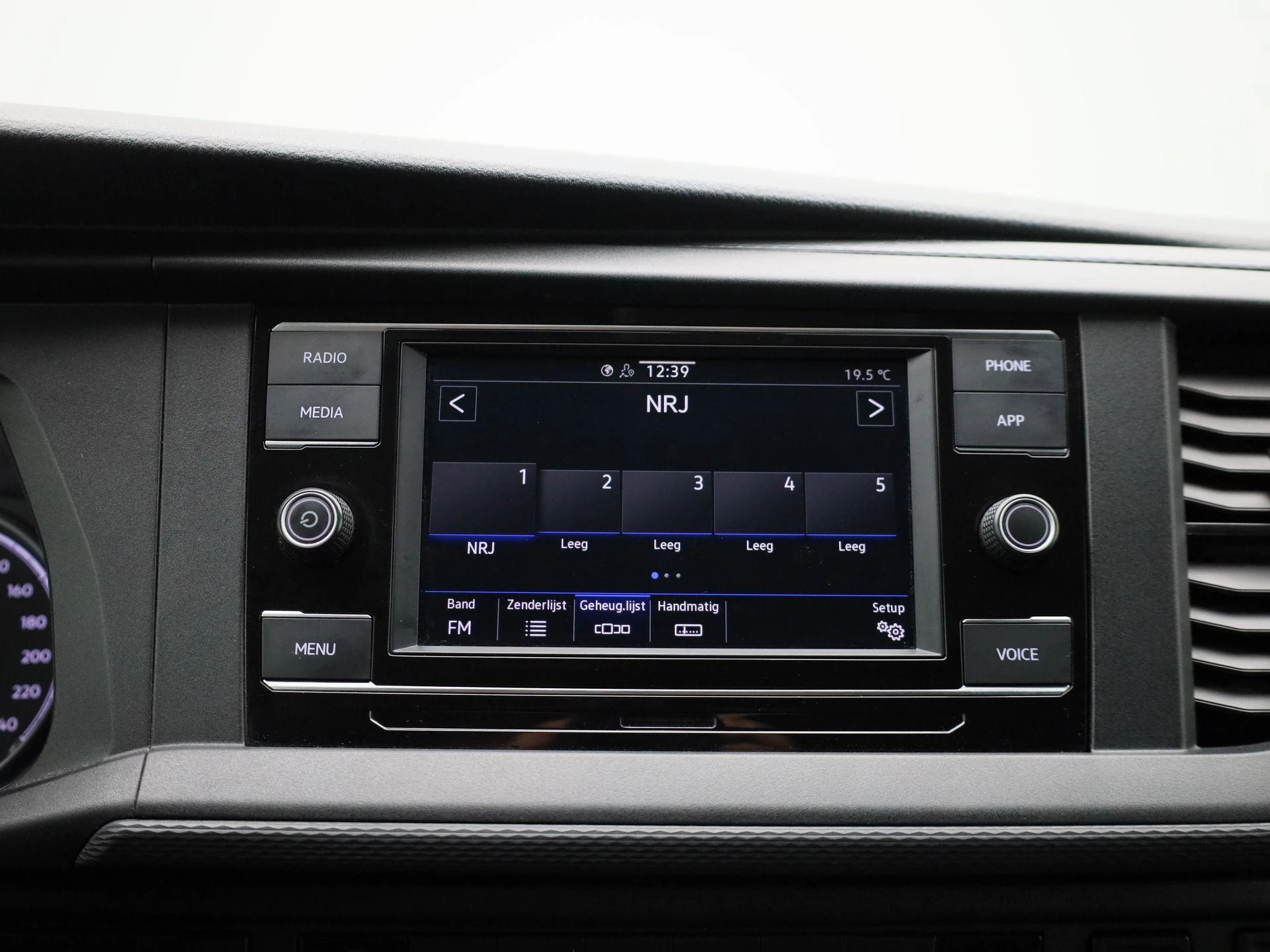 Volkswagen-Transporter-image-19