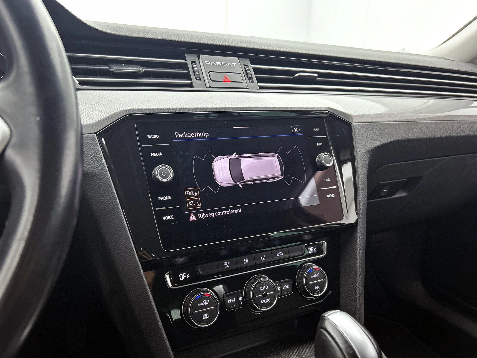 Volkswagen-Passat-image-12