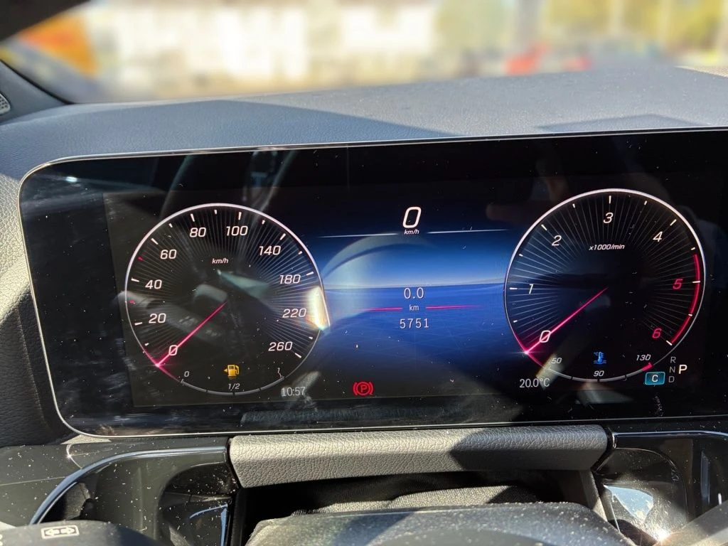Mercedes-Benz-GLA 200 d-image-6