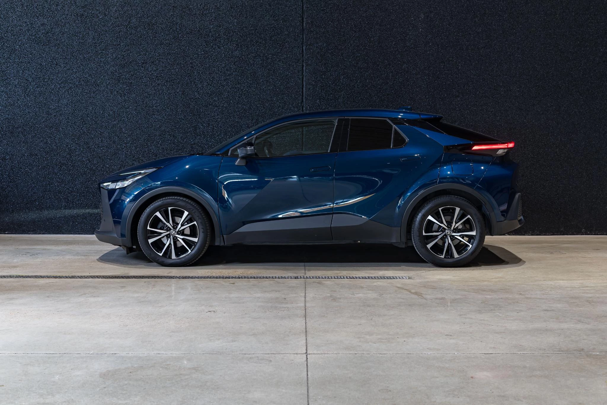 Toyota C-HR 1.8 VVT i-Hybrid C-Lub Mono-Tone E-CVT