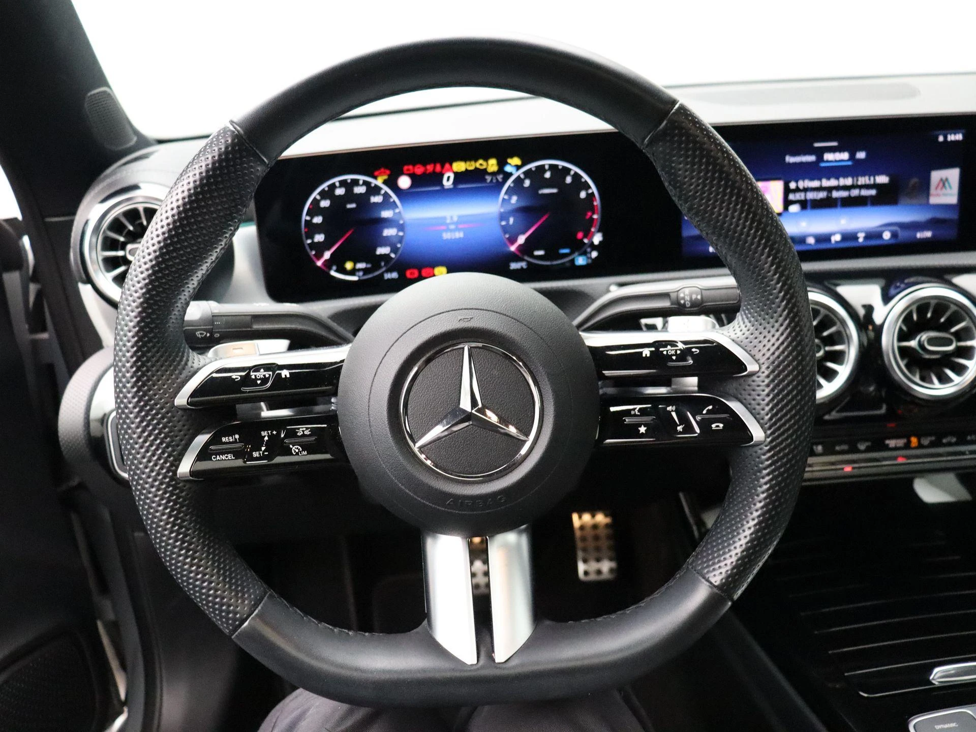 Mercedes-Benz-CLA-image-14