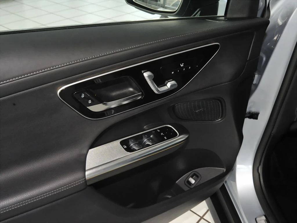 Mercedes-Benz-GLC 300 d-image-12