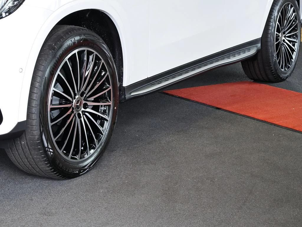 Mercedes-Benz-GLC 300 de-image-5