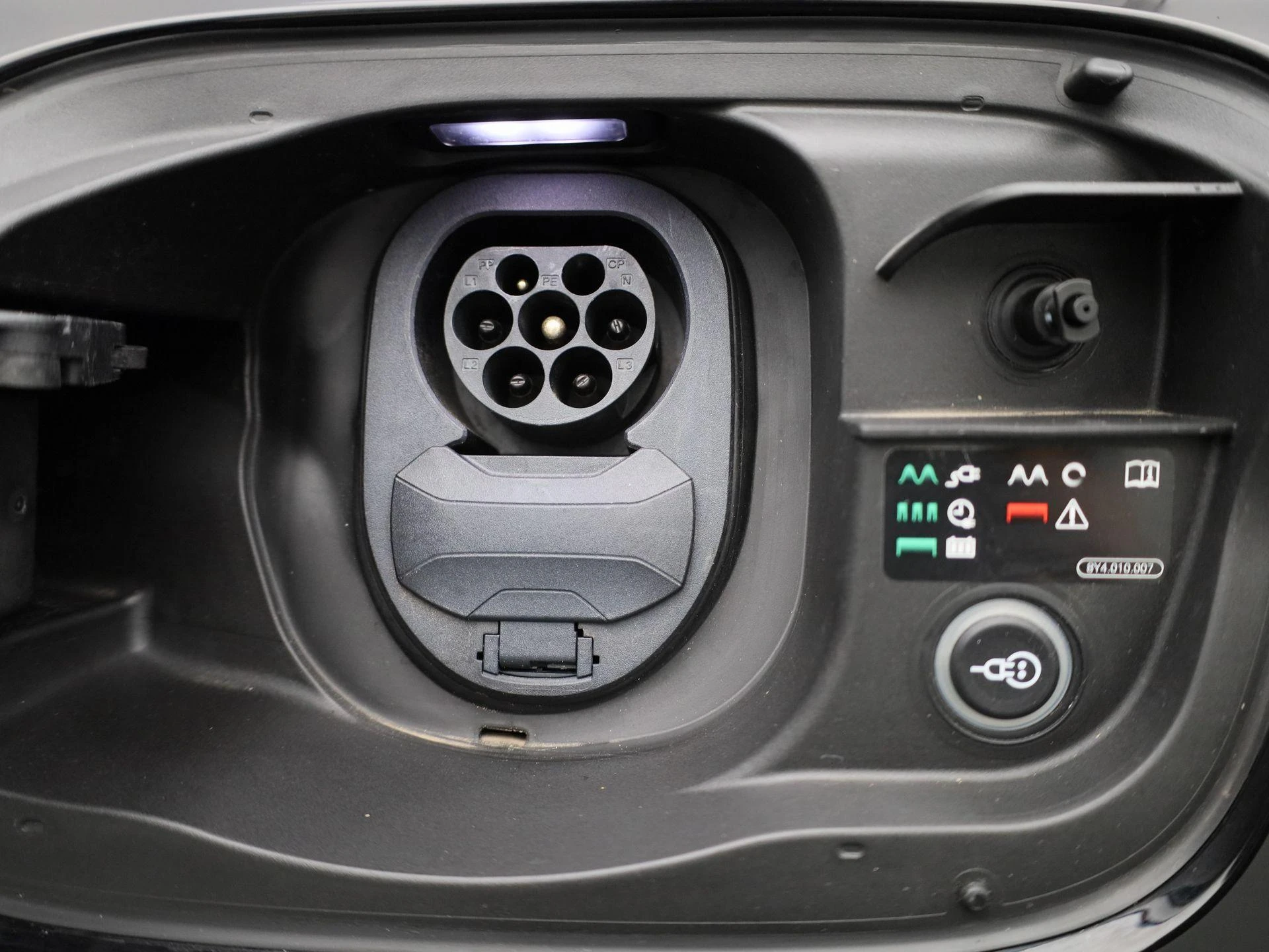 Audi-Q6 e-tron-image-14