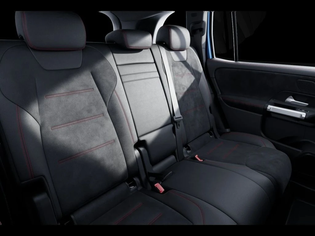Mercedes-Benz-GLB 200-image-11