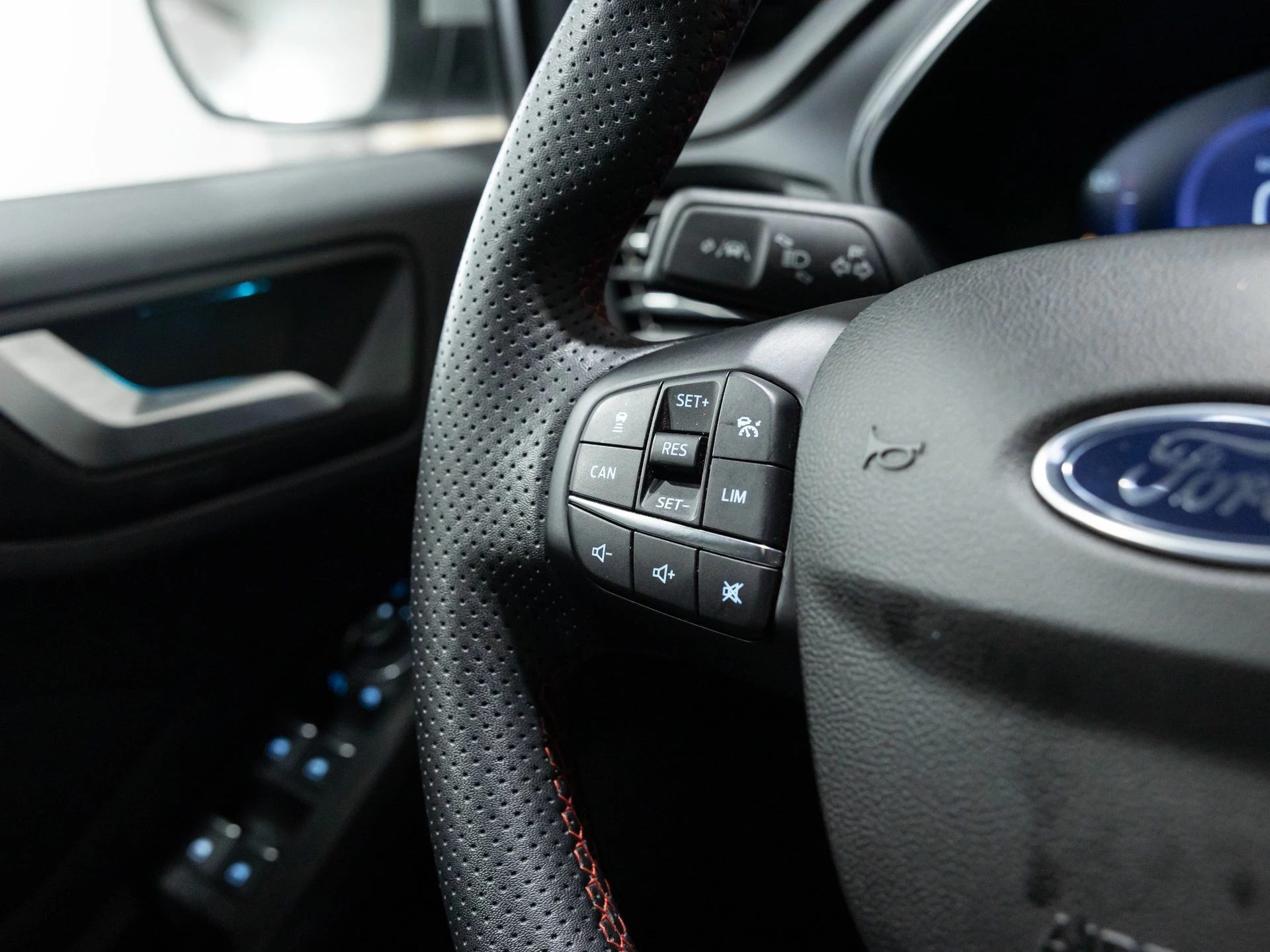 Ford Focus ST-Line X Turnier LED AHK ACC RFK GJR SHZ