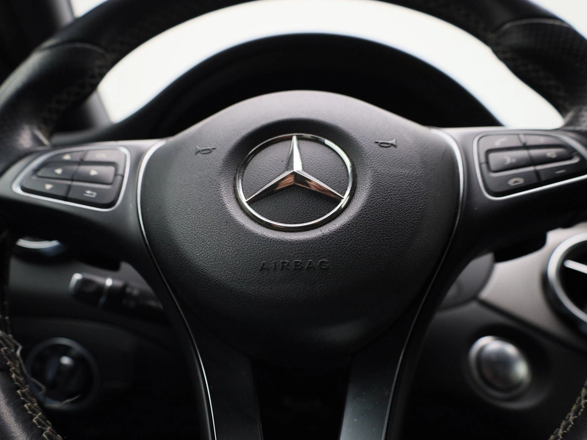 Mercedes-Benz-GLA-image-27