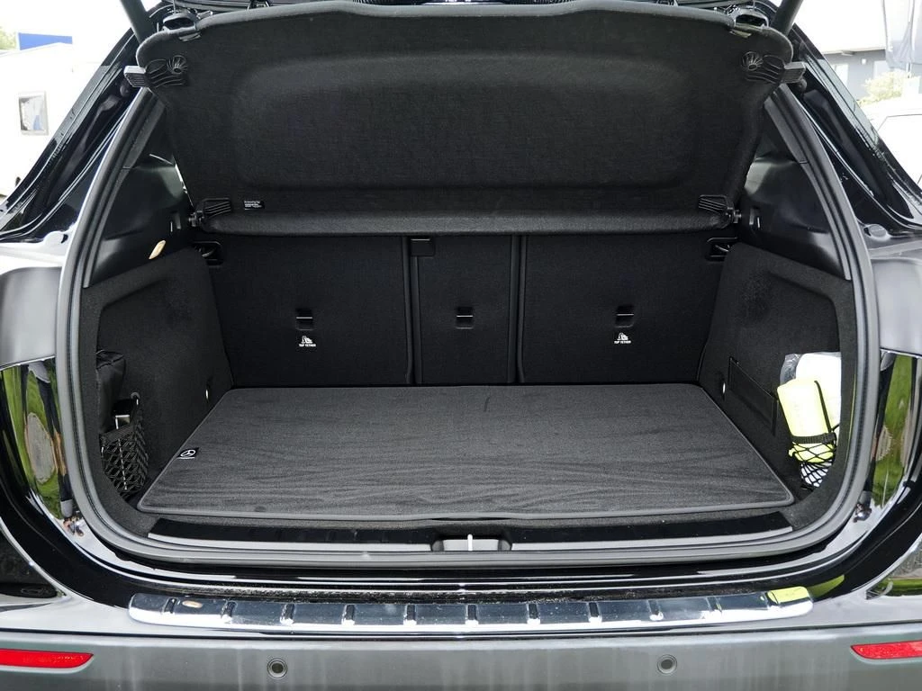 Mercedes-Benz-GLA 200 d-image-14