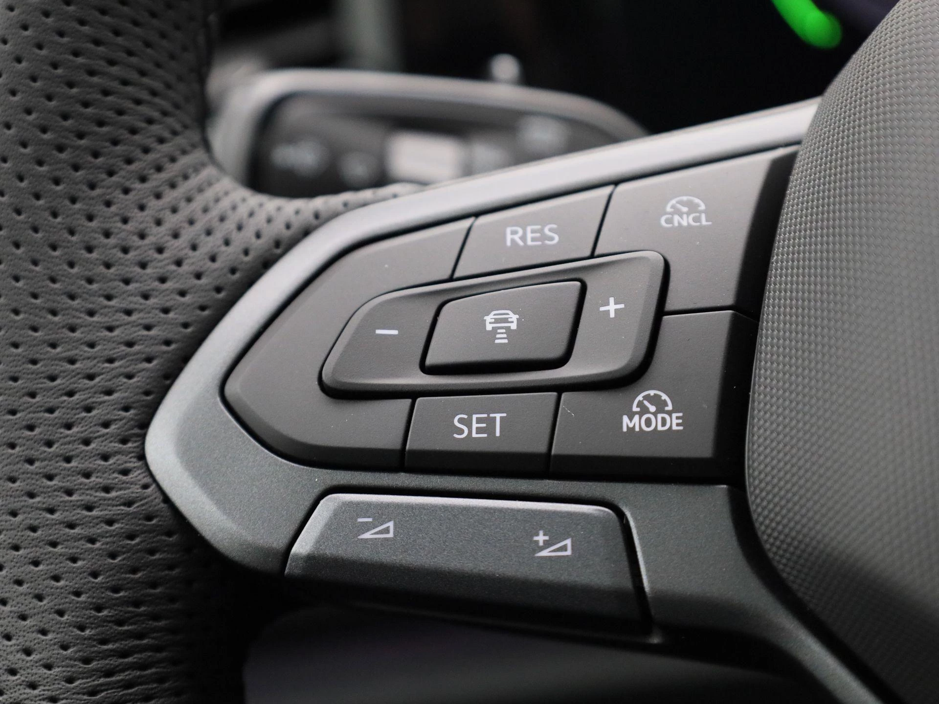 Volkswagen-Tiguan-image-18