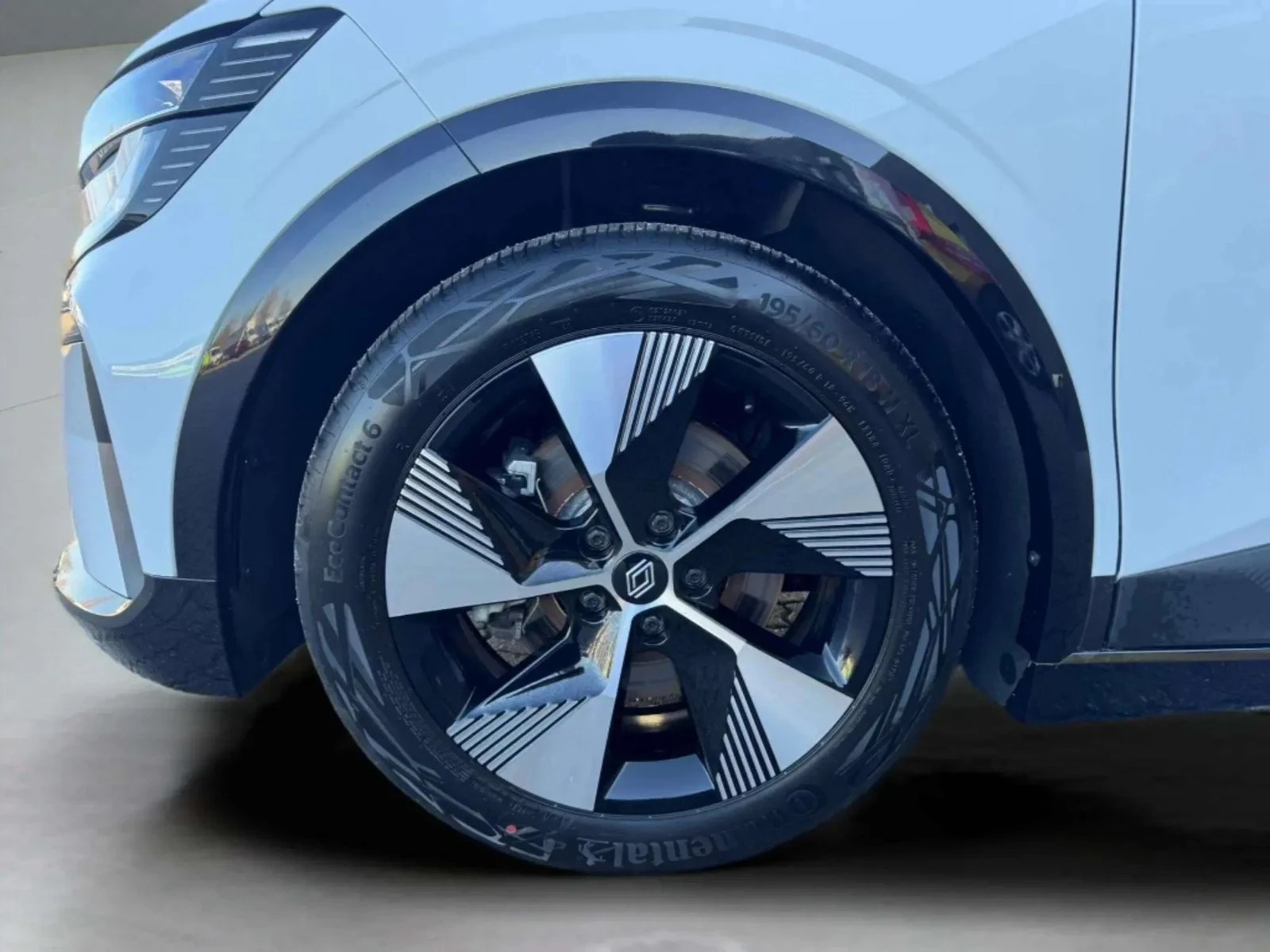 Renault-Megane E-Tech-image-7