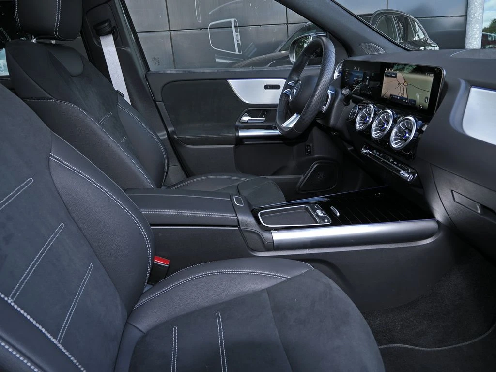 Mercedes-Benz-GLA 200 d-image-11