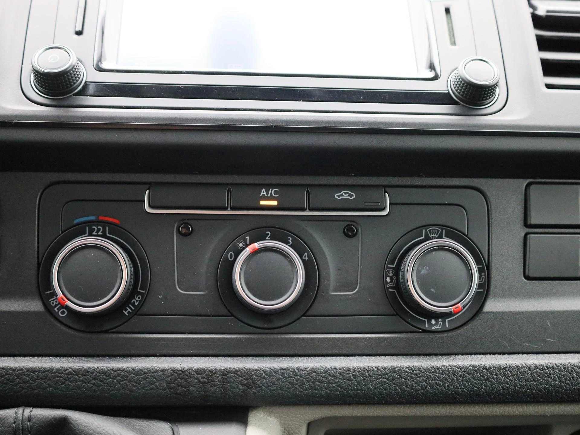 Volkswagen-Transporter-image-24