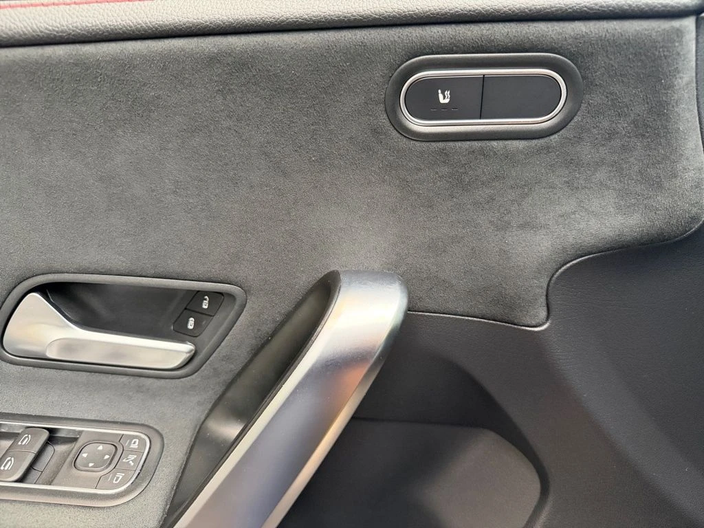 Mercedes-Benz-CLA 180-image-8