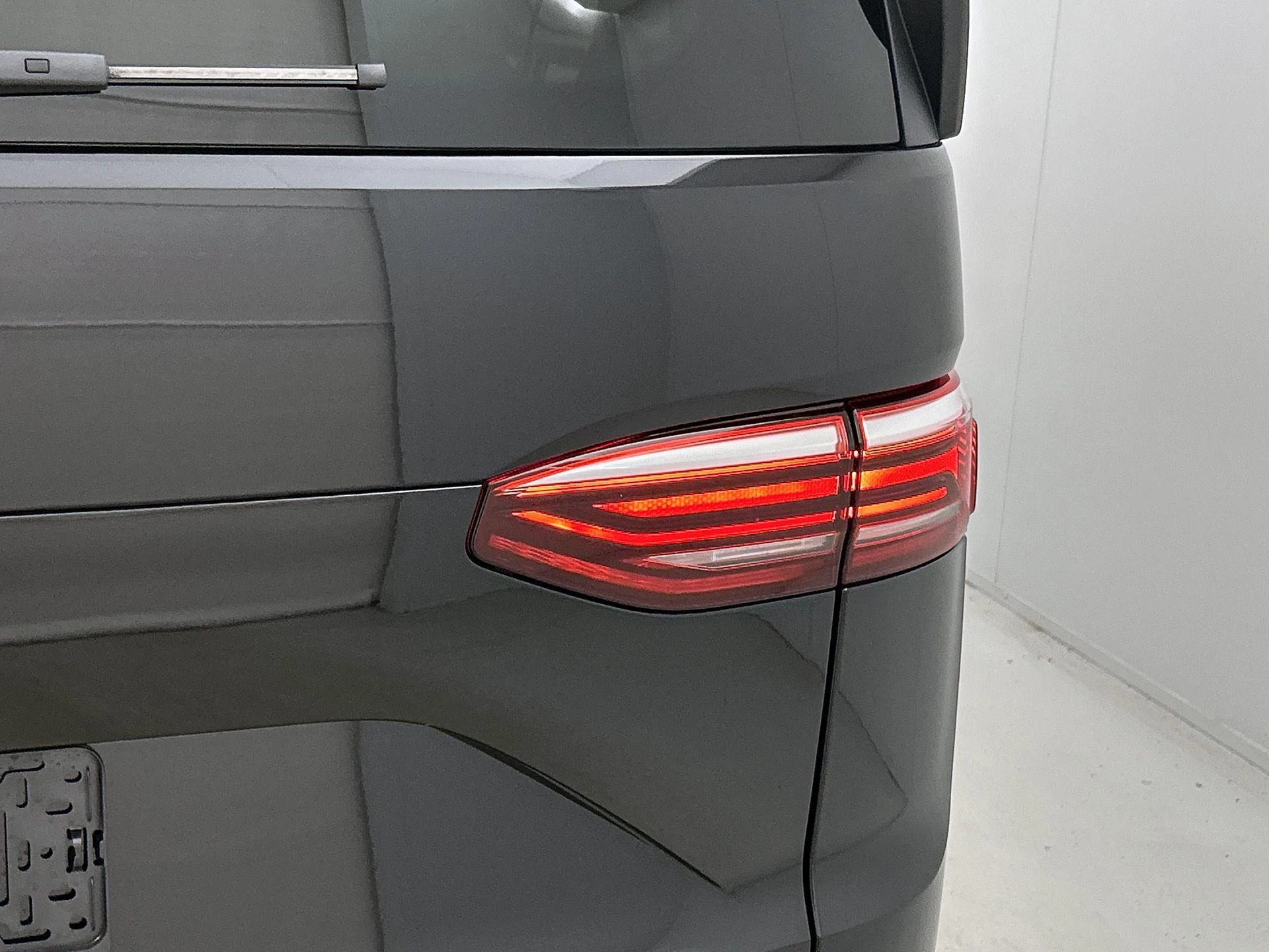 Volkswagen-Multivan-image-16
