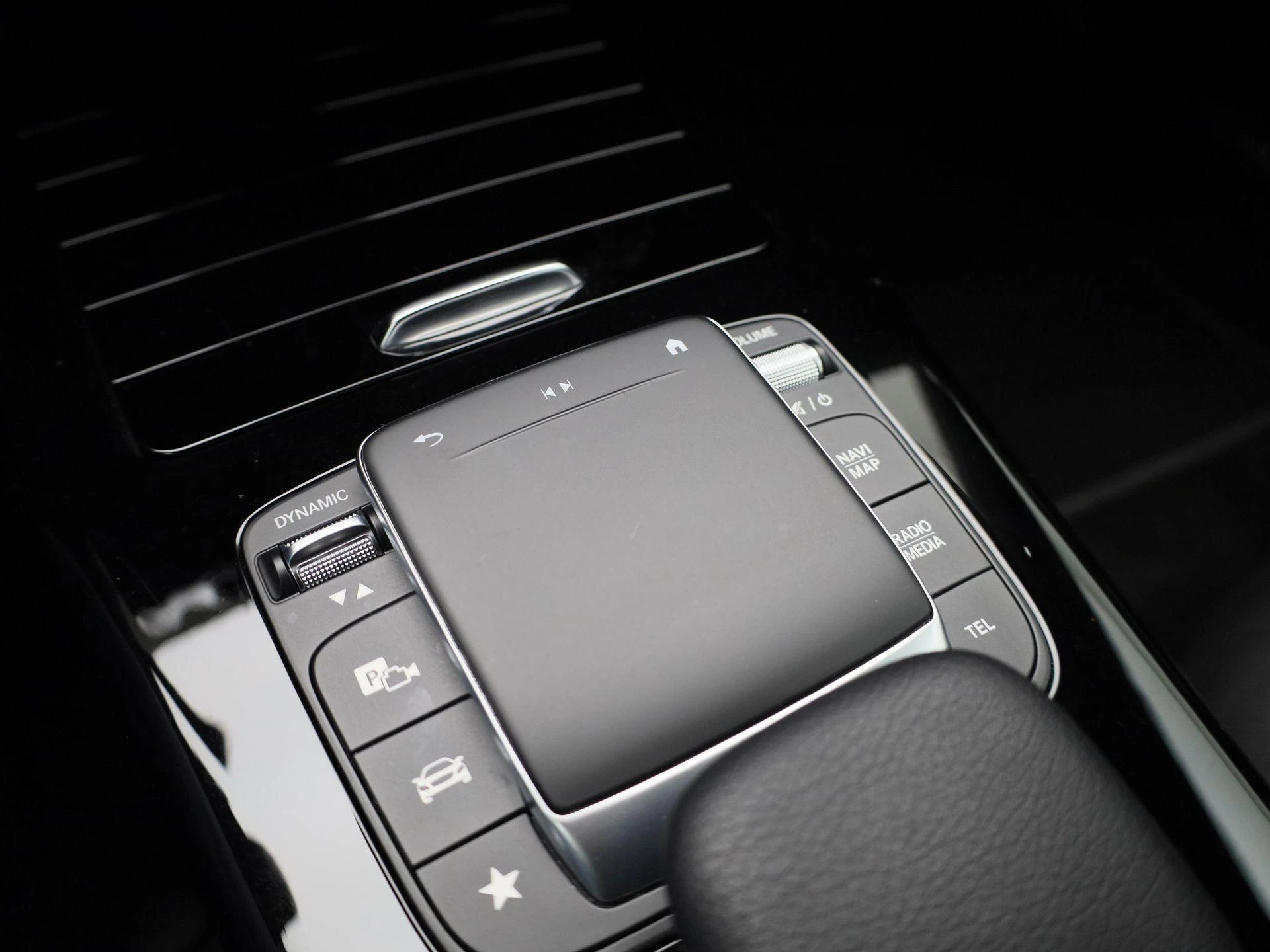 Mercedes-Benz-CLA-image-18