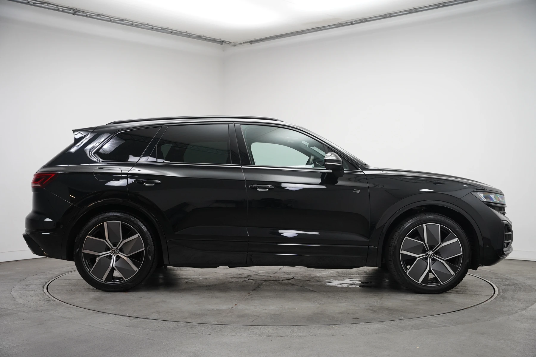 Volkswagen-Touareg-image-3