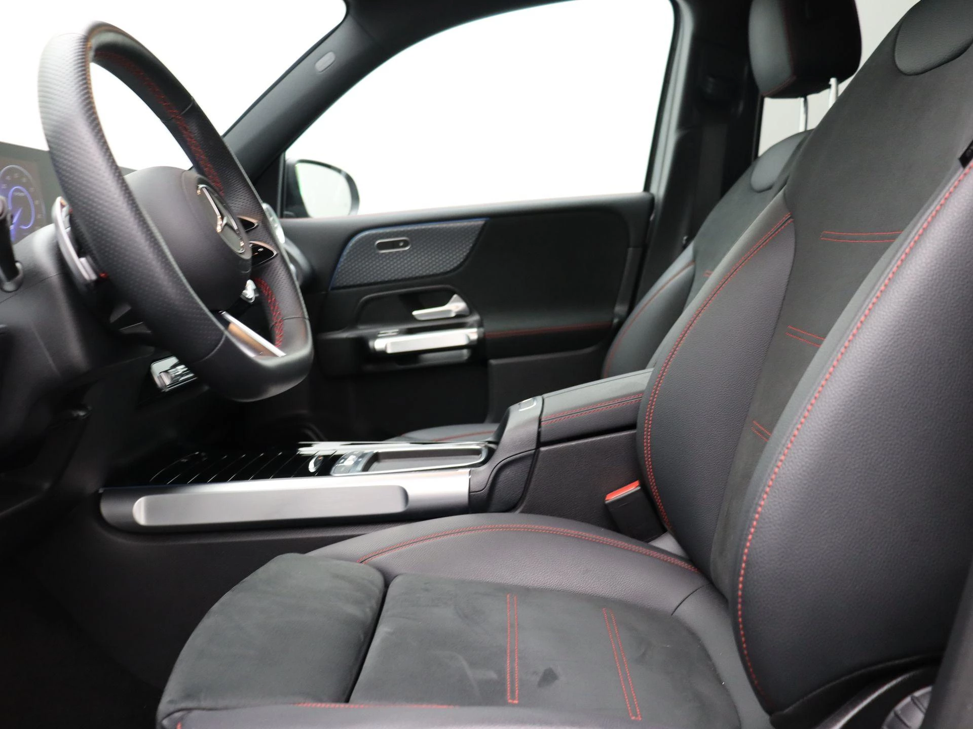 Mercedes-Benz-EQB-image-12