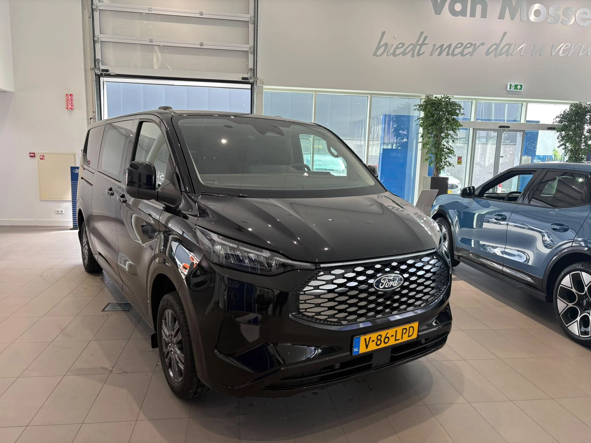 Ford E-Transit Cust. 320 L2H1 Limited 65 kWh