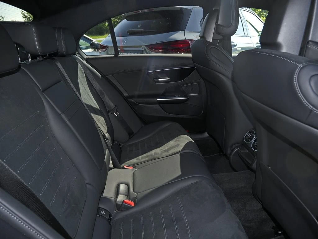 Mercedes-Benz-C-Klasse 300-image-14