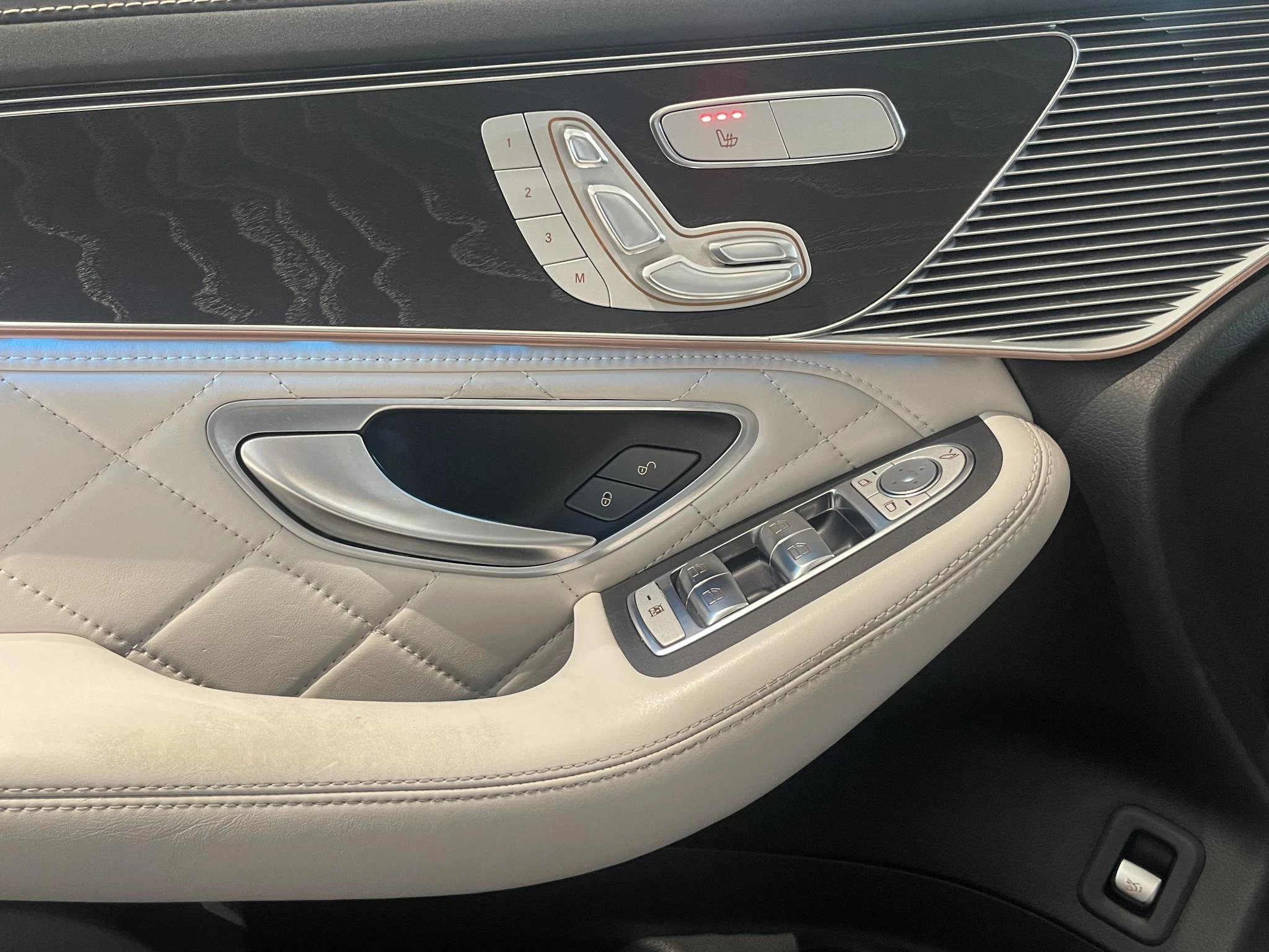 Mercedes-Benz EQC 400 4MATIC AMG LINE + LEDER EXCLUSIVE + CARPLAY + OPENDAK + BUMESTER +