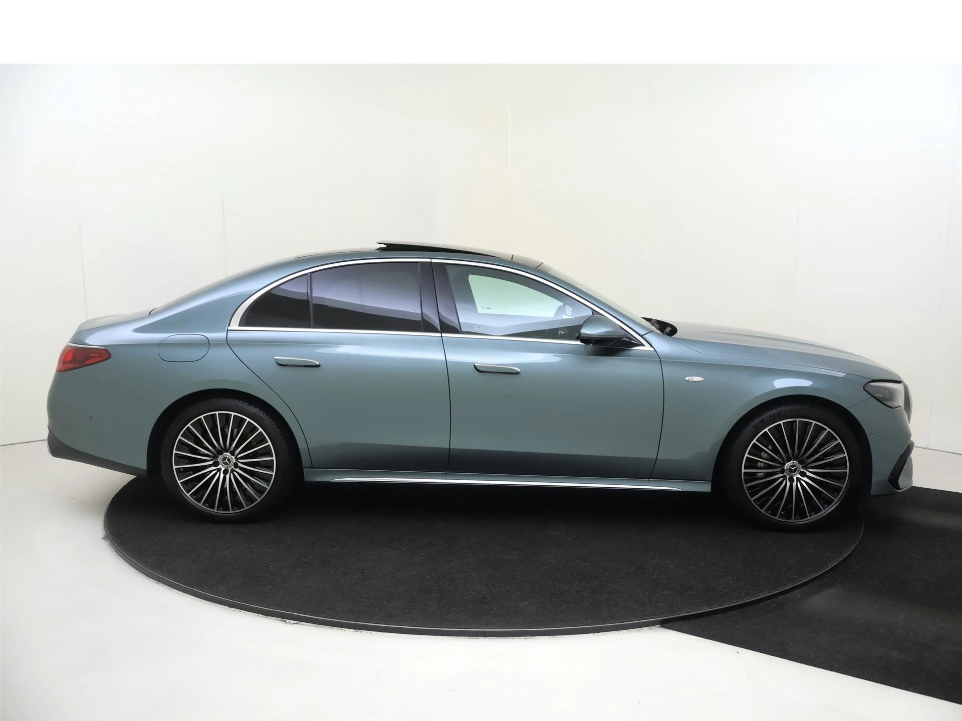 Mercedes-Benz-E-Klasse-image-8