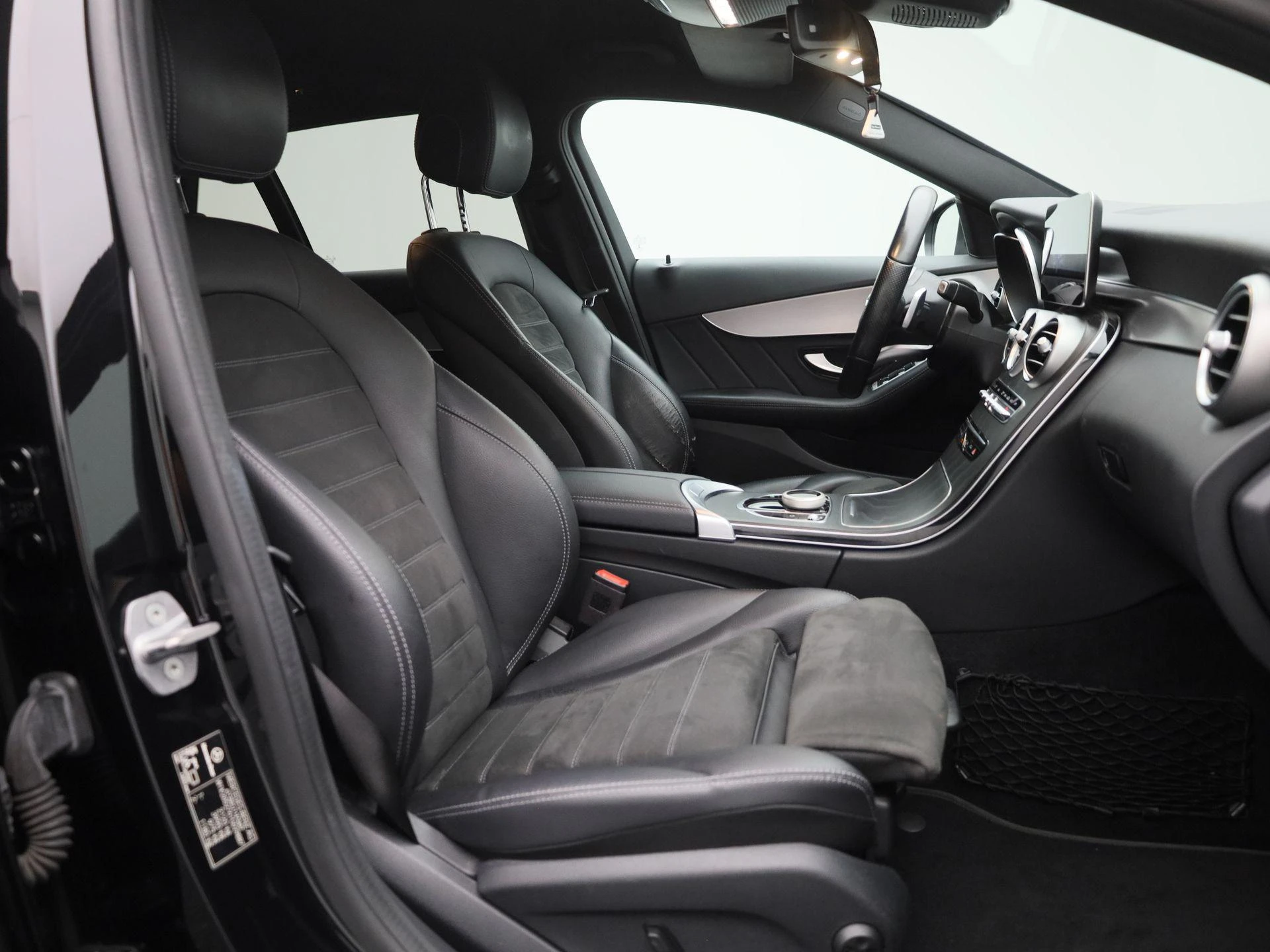 Mercedes-Benz-C-Klasse-image-30