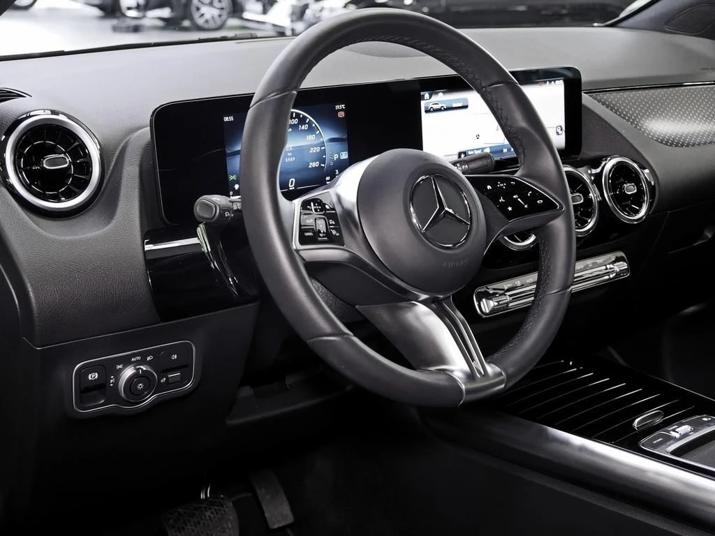 Mercedes-Benz-GLA 200 d-image-8